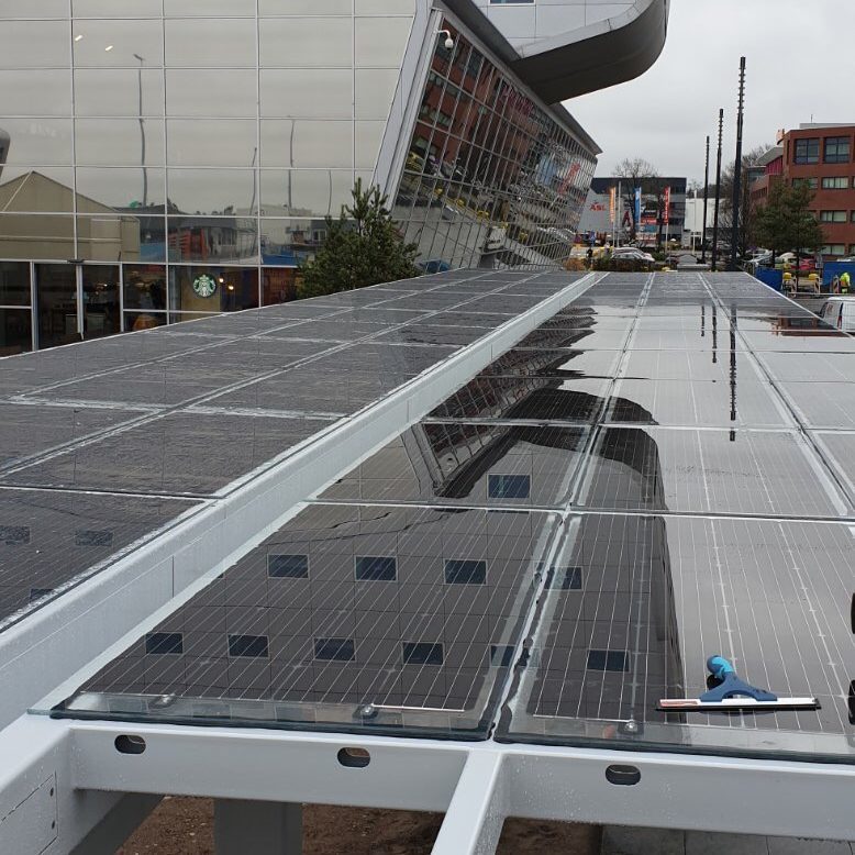 Overdekte tunnel gerealiseerd van zonnepanelen op Eindhoven airport